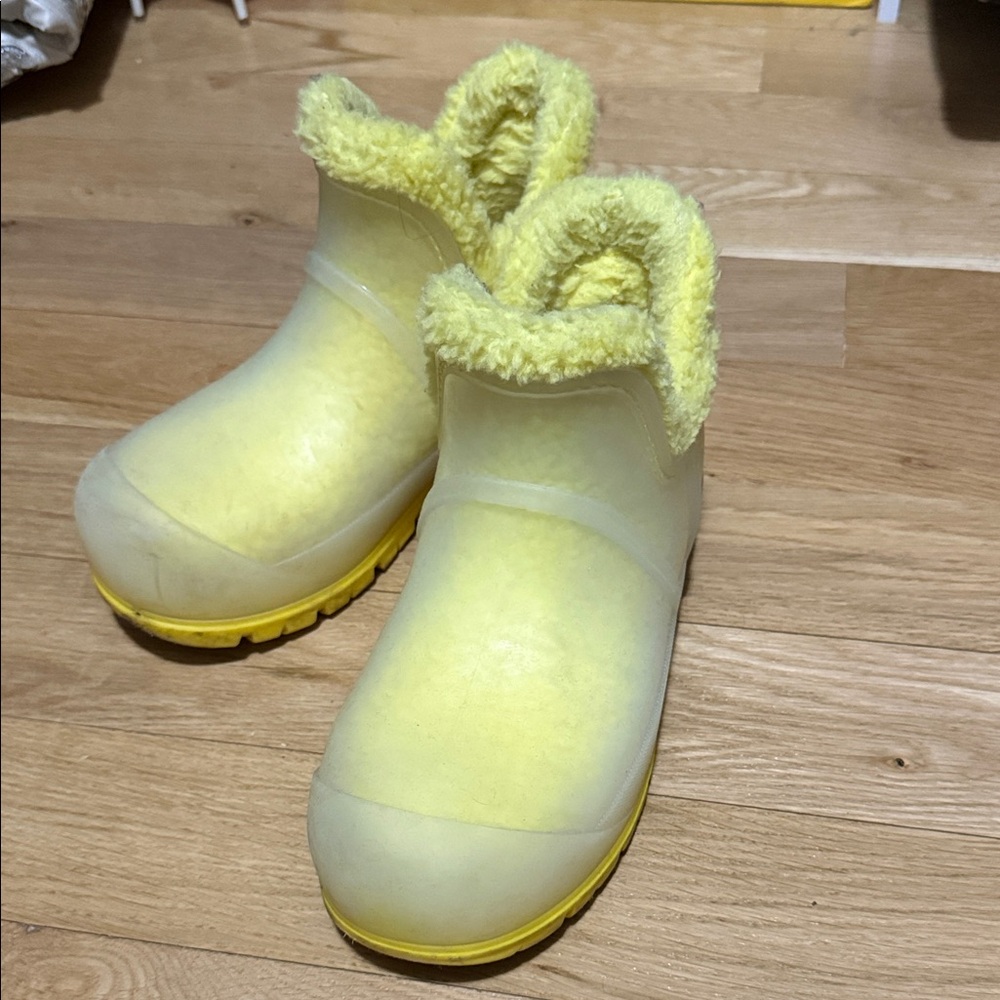 UGG Raincloud Clear with Yellow lining boots